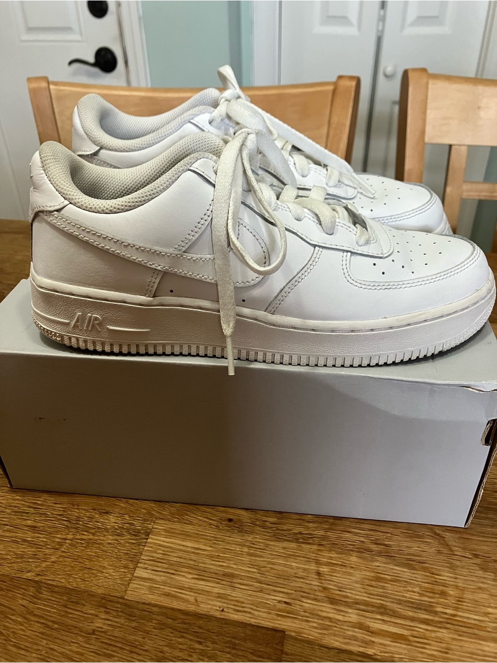 Nike Kids White Air Force 1 LE (GS) with box